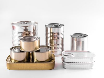 Si tenés envases plásticos o latas, no los tires: creá este fantástico organizador de maquillaje y no compres uno