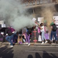 La CDHCM descartó que policías hayan usado gas pimienta contra feministas en la marcha 8M (Videos)