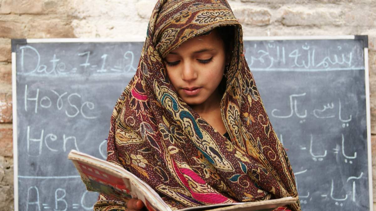 Una niña afgana estudiante de una escuela rural en Kabul. Fuente: (Twitter)