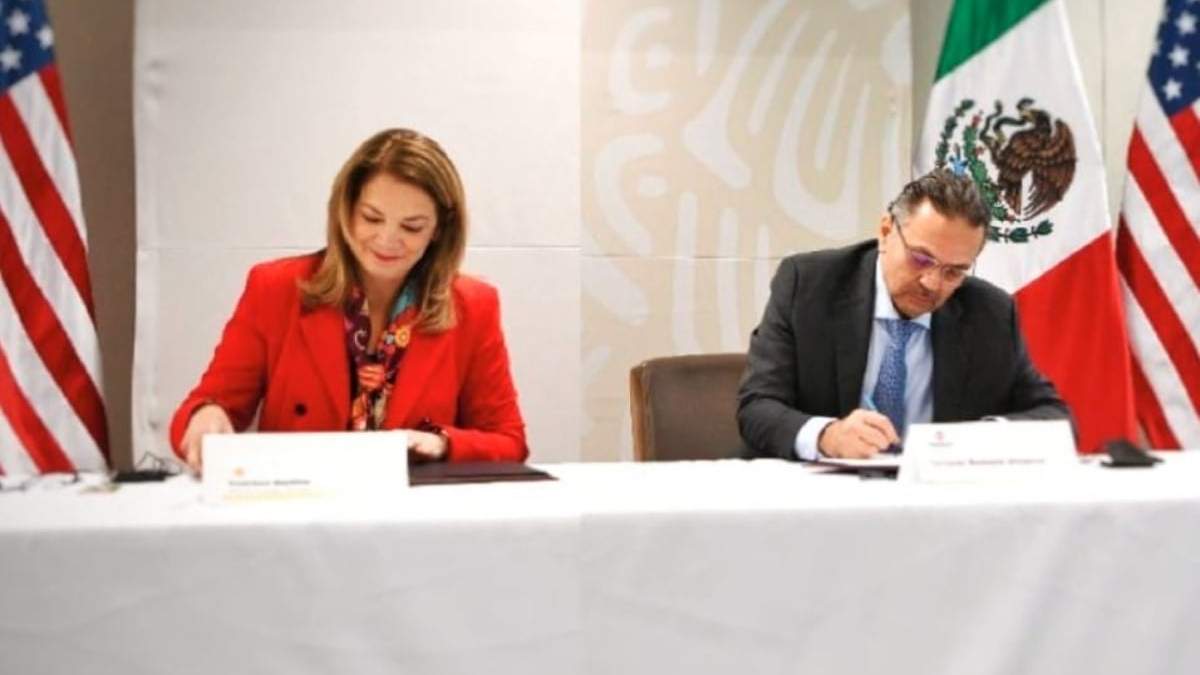 La firma del acuerdo de compra-venta de la refinería Deer Park