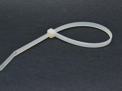 Con esos precintos que ibas a tirar y un balde de plástico, armá esta divina maceta para tus plantas pequeñas