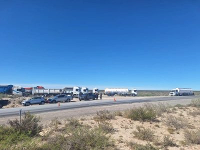 Camioneros que transportan la arena de Vaca Muerta realizaron un corte cerca de Roca