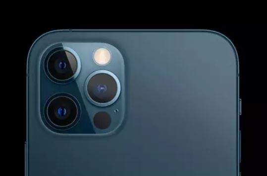 La cámara del iPhone 16 Pro Max con lente de periscopio de súper teleobjetivo