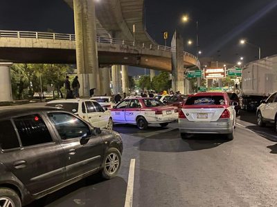 Taxistas y motociclistas arman bloqueos en CDMX; riñen con policías y automovilistas (Video)