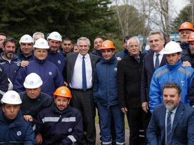 Alberto Fernández participó de la reapertura de la Fábrica Militar de Pólvoras y Explosivos en Azul