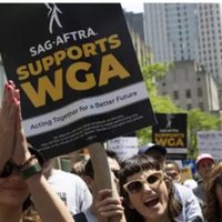 Actores se unen a la huelga de guionistas y paralizan Hollywood