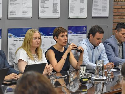 Latorre asistió a la Legislatura y fue abucheada por ambientalistas