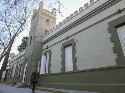 Reclamos en Neuquén: se encadenaron a la Casa de Gobierno para ser escuchados