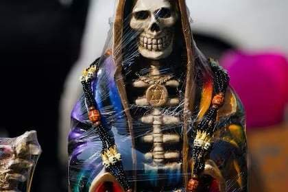Una estatua de "Nuestra Señora de la Santa Muerte" se exhibe para la venta en el barrio de Tepito