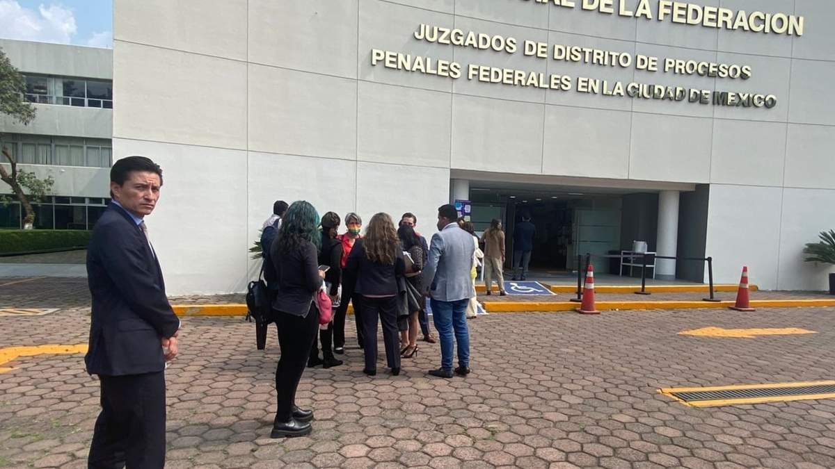 Roberto Cabrera a la espera de entrar a los juzgados