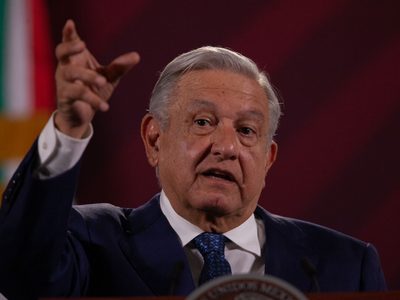 AMLO critica que “no se quiere incluir el habla del pueblo” en los libros de texto