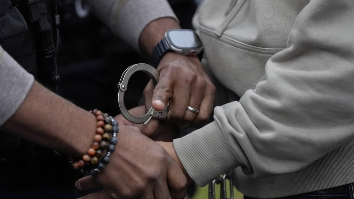 Un agente estadunidense de inmigración arresta a un inmigrante en NY