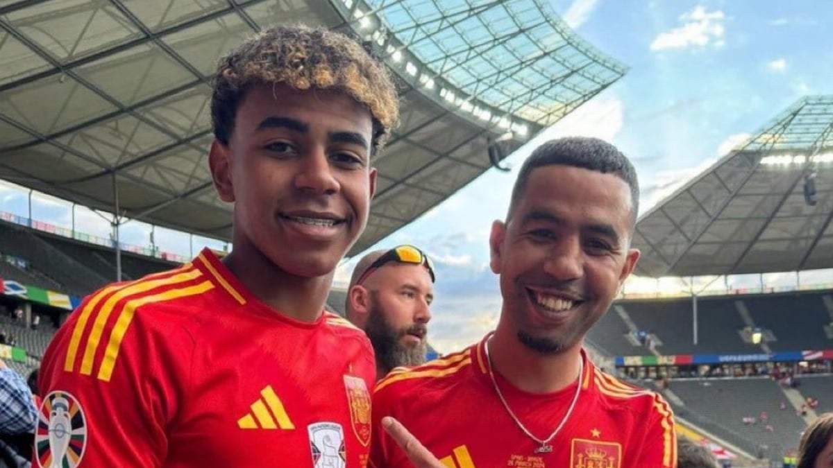 El futbolista Lamine Yamal junto a su padre