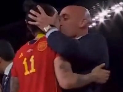 Causa indignación beso de Luis Rubiales a Jenni Hermoso en el festejo de Mundial Femenil