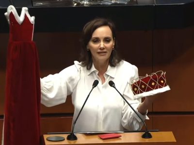 Lilly Téllez regala corona, capa y cetro al “reyezuelo” Fernández Noroña (Video)