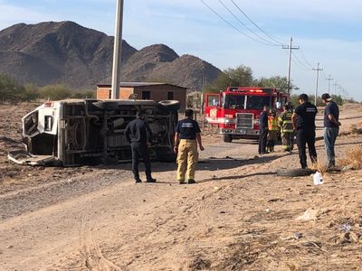 Camioneta vuelca en carretera de Hermosillo; hay un jornalero muerto