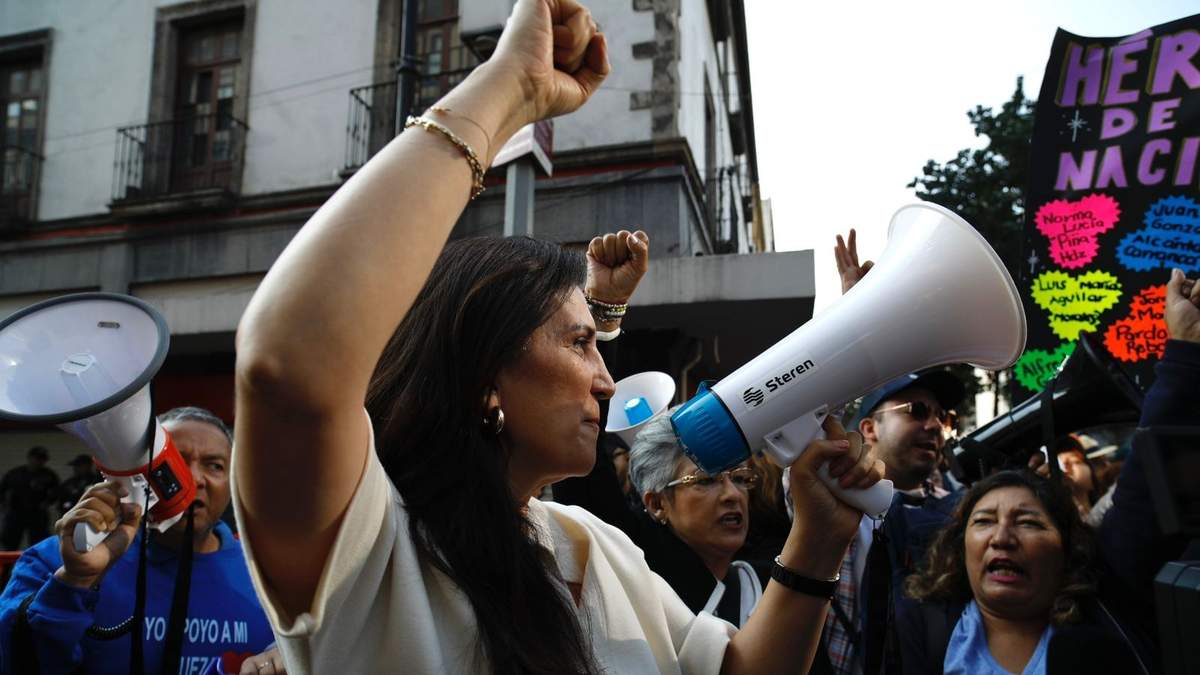 La diputada panista Kenia López en la manifestación frente a la Suprema Corte