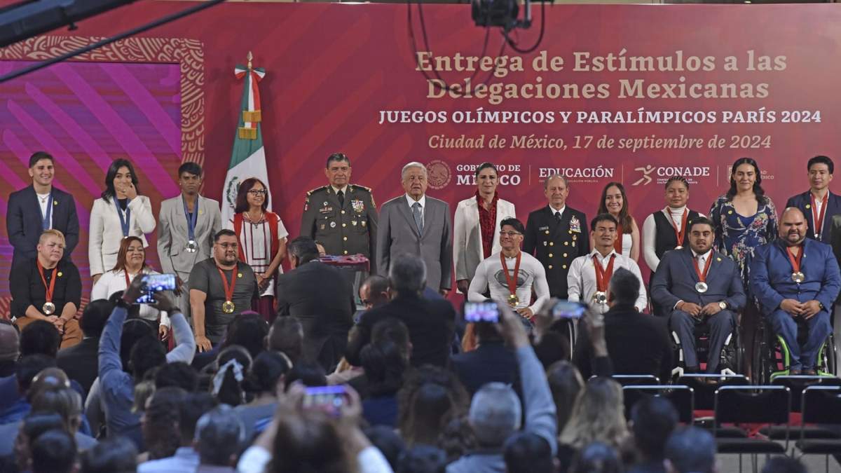 Medaliistas olímpicos en la entrega de estímulos con el expresidente Andrés Manuel López Obrador