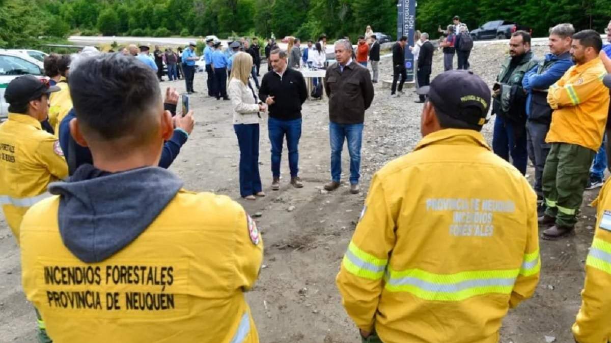 Rolando Figueroa encabezó el acto de partida de 10 brigadistas neuquinos para combatir incendios en Chubut. Fuente (Neuquén Informa)