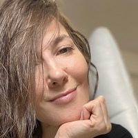 De fucsia y mirando al horizonte: Cristina Pérez nos deja perplejos con esta inédita postal