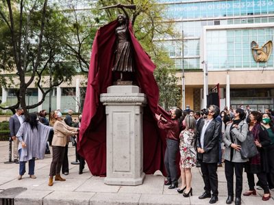 Cuatro esculturas más fueron develadas en el "Paseo de las Heroínas" en Reforma