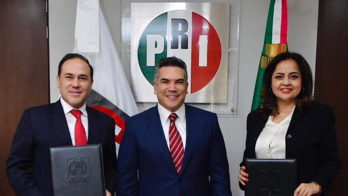 Alejandro Moreno (centro), dirigente del PRI nacional, nombra a Alejandro Castro como secretario general y a Ana Lilia Herrera, presidenta del PRI en el Edomex