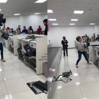 “¡Esto les va a costar!”: Mujer destroza un mostrador de Volaris dentro del AICM (Video)