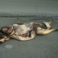Hallan a una mujer encobijada y con narcomensaje en Apatzingán