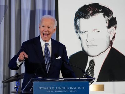 Biden advierte sobre días oscuros para EU e insta a población a mantener optimismo