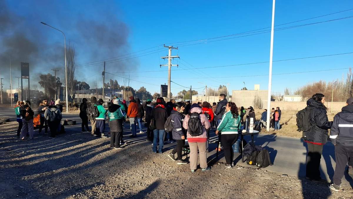 Trabajadores municipales, afiliados en ATE, sobre la ruta 7. Fuente: (Facebook)