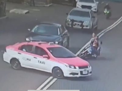 Taxista da vuelta prohibida y choca a familia que iba en una motocicleta; uno murió (Video)