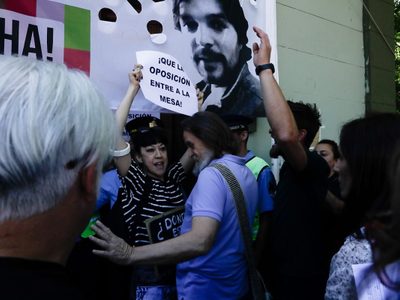 Con escándalo interno, comenzó la negociación salarial del gremio docente ATEN