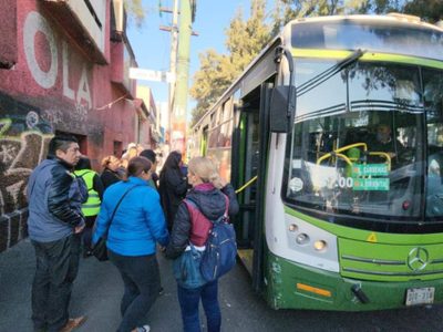 Lunes de caos vehicular y largas filas en el paradero de Pantitlán por cierre de tramo de la Línea 9