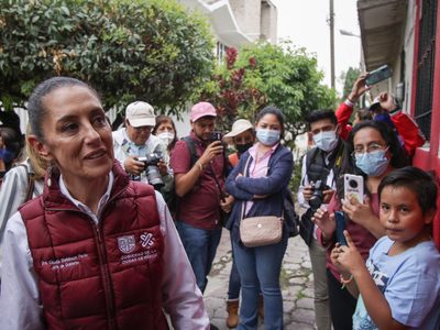 En Iztapalapa, Sheinbaum da “tour” a presidentas del DIF para mostrar el programa Barrio Adentro