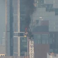 Grúa de construcción se incendia y choca contra edificio en Manhattan (Video)