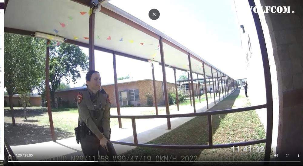La agente Crimson Elizondo respondiendo a un tiroteo el 24 de mayo de 2022 en la Primaria Robb, en Uvalde, Texas