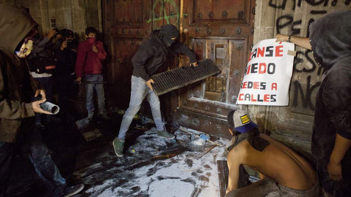 Tras la marcha en Solidaridad con los 43 normalistas desaparecidos, manifestantes intentaron derribar e incendiar el portón del Palacio Nacional, usando vallas metálicas y antorchas improvisadas, los actos duraron mas de una hora hasta que elementos del Estado Mayor salieron a resguardar la fachada del palacio.