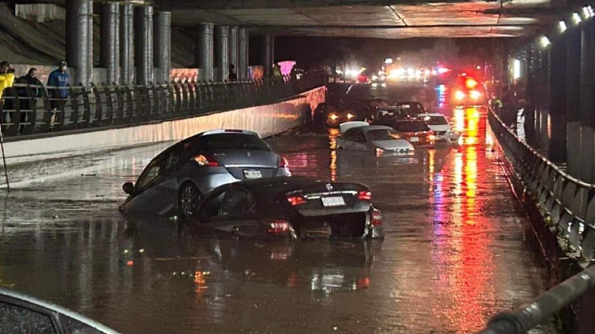 Autos inundados en Naucalpan, Estado de México