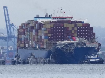 Reflotan barco que provocó derrumbe del puente de Baltimore