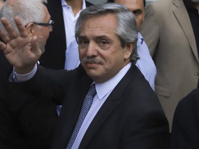 Familiares de víctimas judías de la última dictadura argentina visitan a Fernández