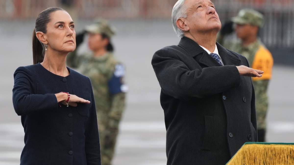 La presidenta electa de México, Claudia Sheinbaum, y el presidente saliente, Andrés Manuel López Obrador, asisten a un evento de aniversario en el Zócalo de la Ciudad de México, el 19 de septiembre de 2024