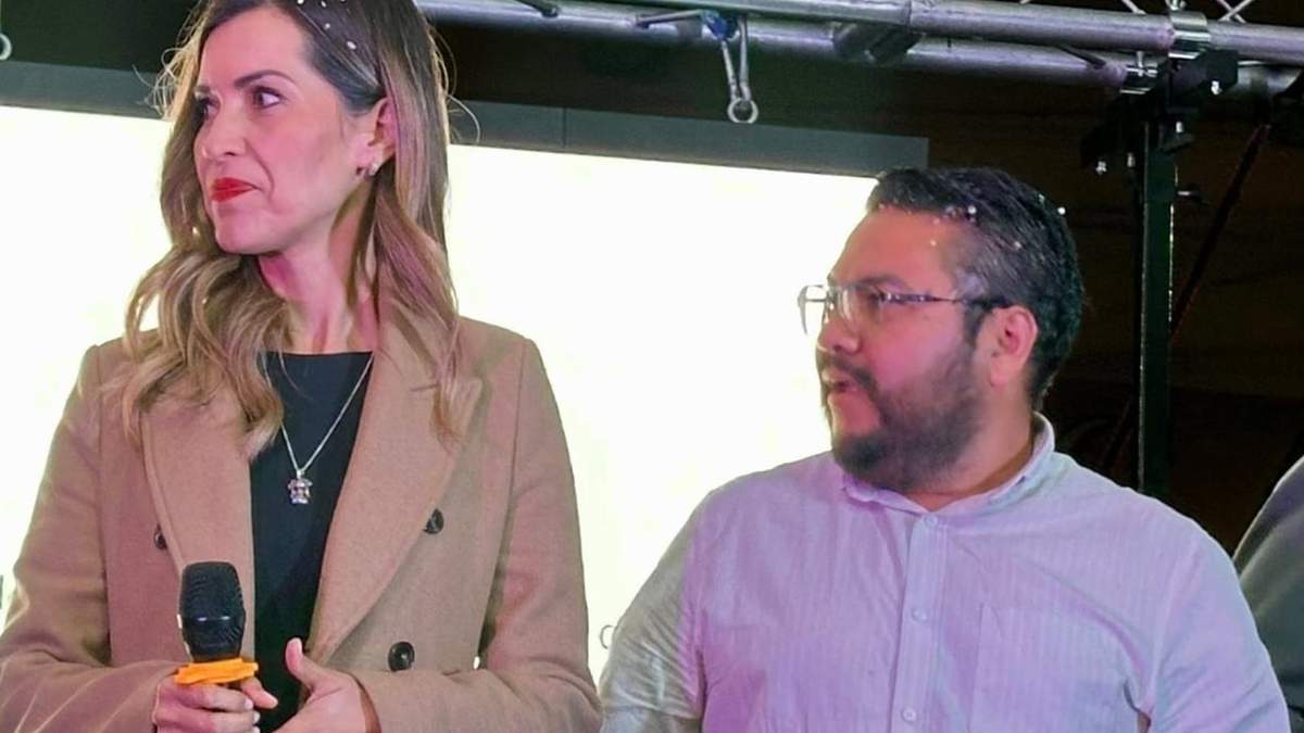 La alcaldesa Isabel Acevedo Mercado con su esposo, Eduardo García Olvera