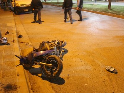 Un motociclista intentó una maniobra de sobrepaso y chocó