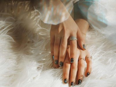Lujo minimalista: el Nail Art con estrellas que transforma tu manicura en invierno