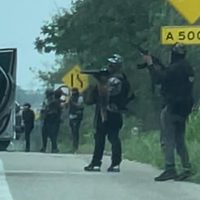Lanzan explosivo contra base policial tras secuestro de 16 policías en Chiapas