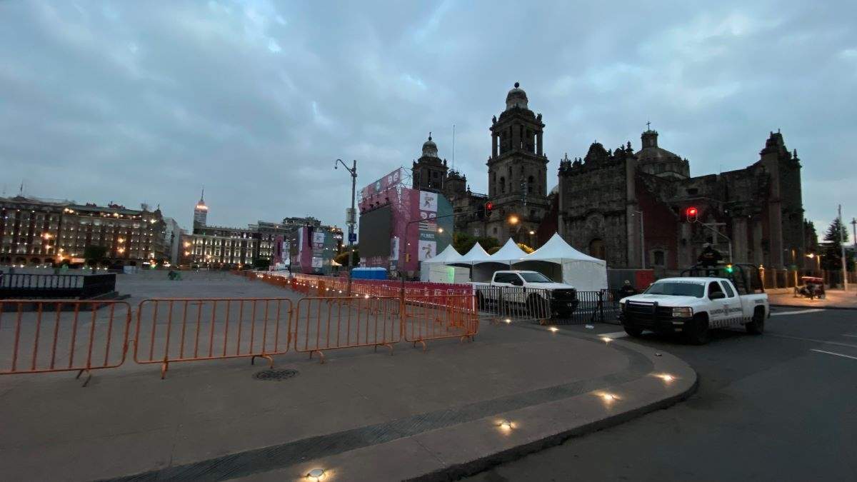 Cerco con vallas metálicas y presencia de la Guardia Nacional en el Zócalo de la Ciudad de México