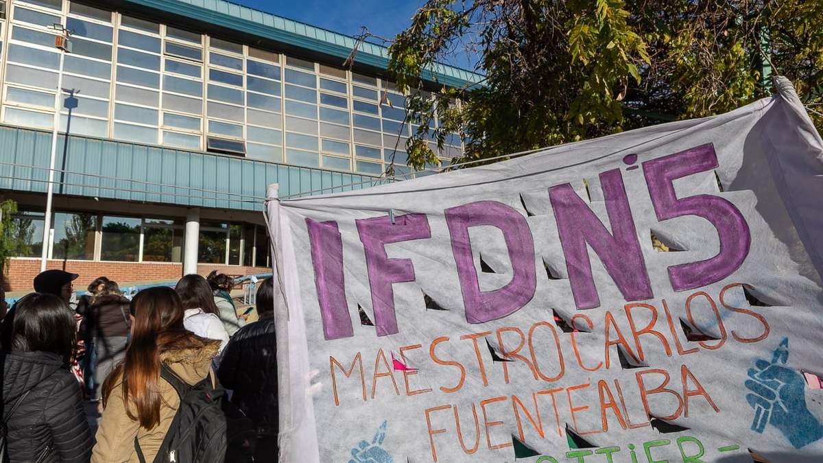 Estudiantes y docentes del IFD5 protestaron en el CPE. Fuente: (ATEN Plottier)