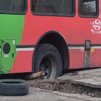 Atascado: un pozo se "tragó" la rueda de un colectivo