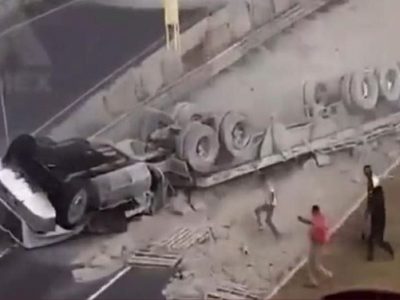 Una mujer resulta lesionada al volcar un tráiler en Texcoco