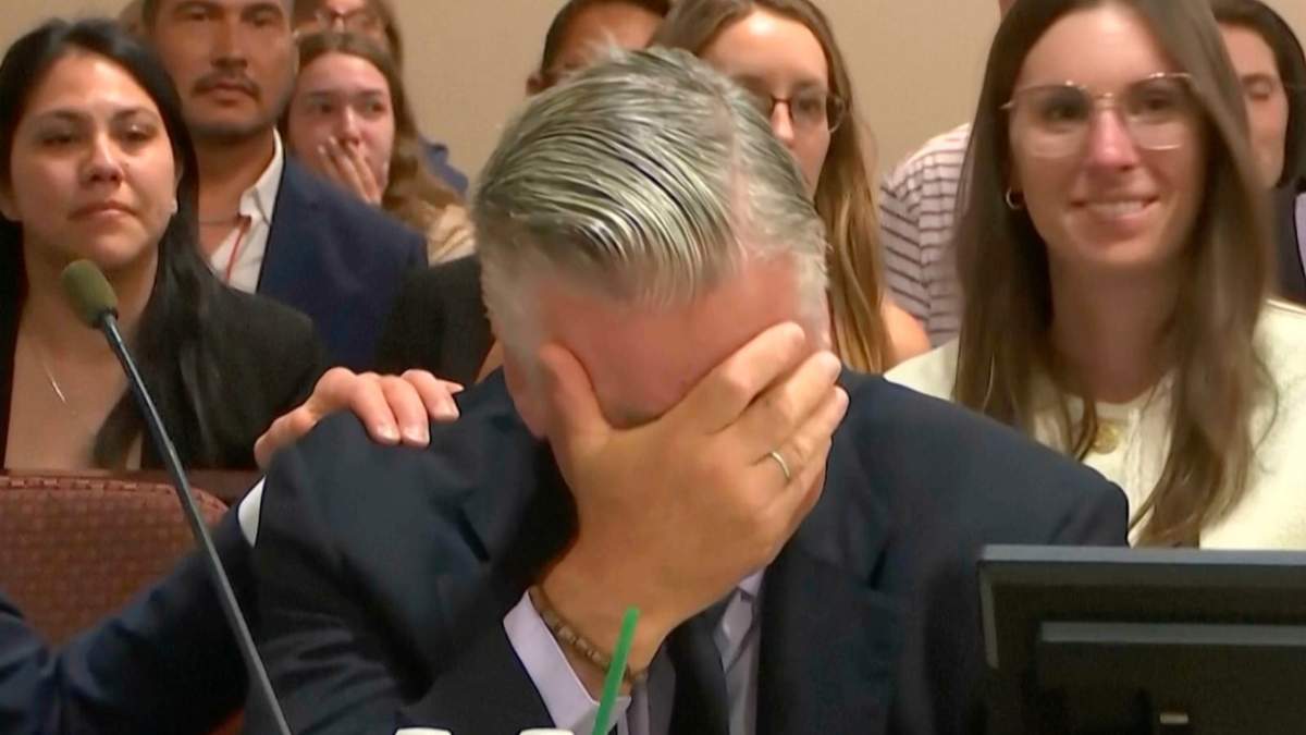 La reacción de Alec Baldwin al escuchar la resolución de la jueza